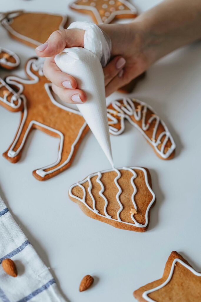 Icing gingerbread cookies