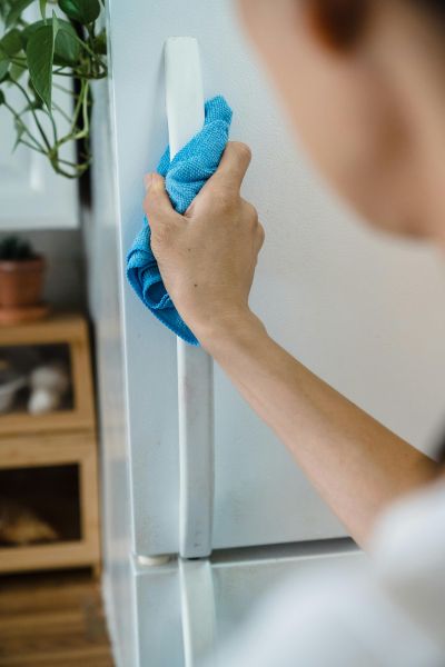 Cleaning a refrigerator