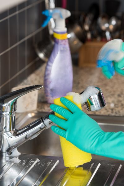 Cleaning a kitchen sink