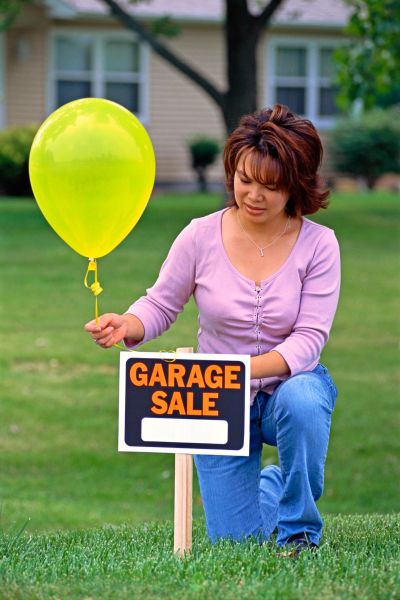 garage sale with balloon